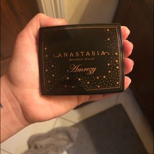 Anastasia amrezy highlighter